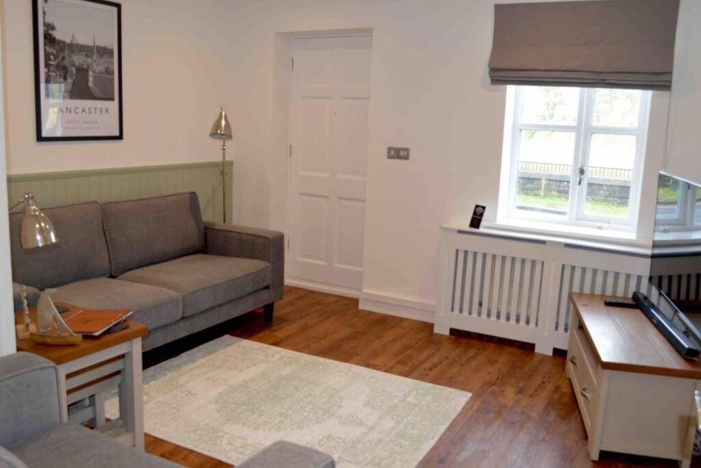 Riverside House - 2 Bedroom House Ferienhaus